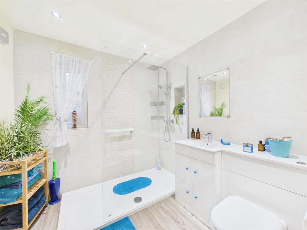 GROUND FLOOR SHOWER ROOM