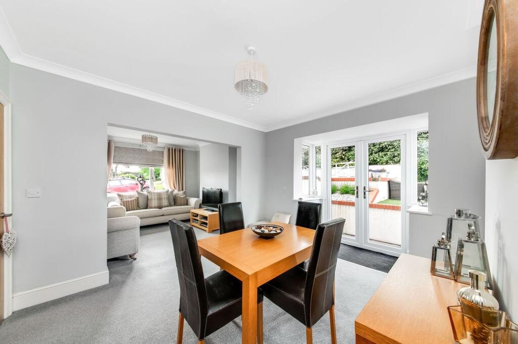 OPEN-PLAN LIVING DINING ROOM
