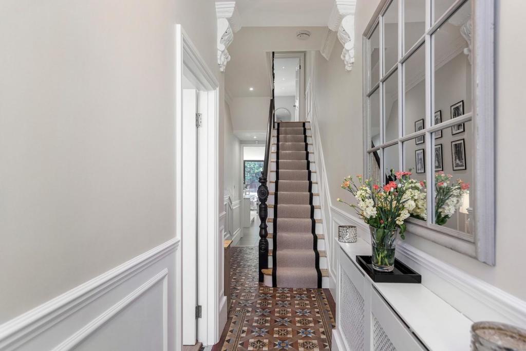 Hallway (2).jpg