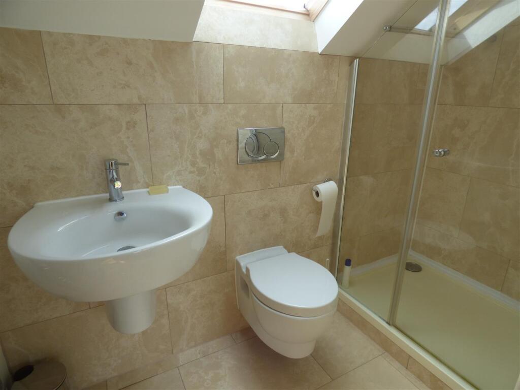 Bedroom 3 en suite.JPG