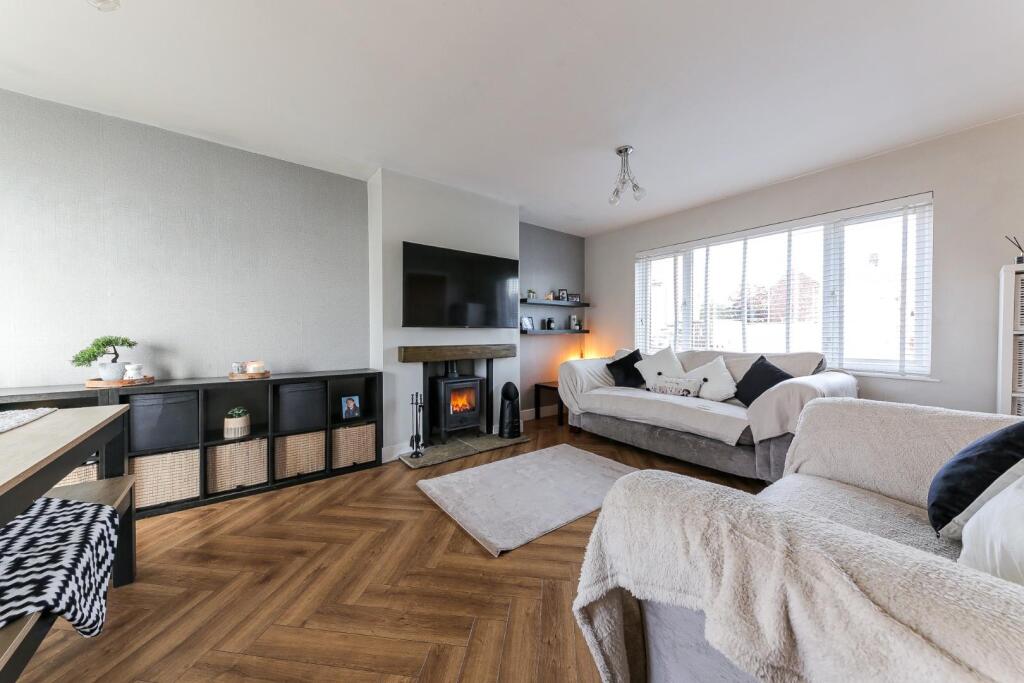 Lounge/dining room.jpg