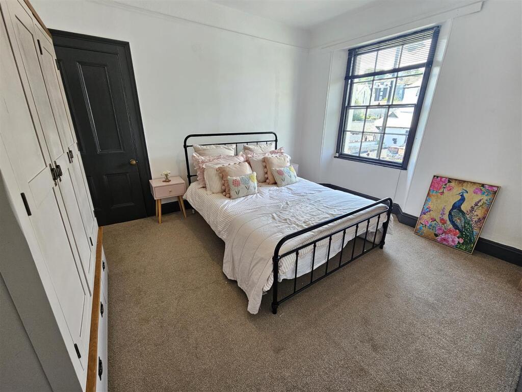 Bedroom 1.jpg