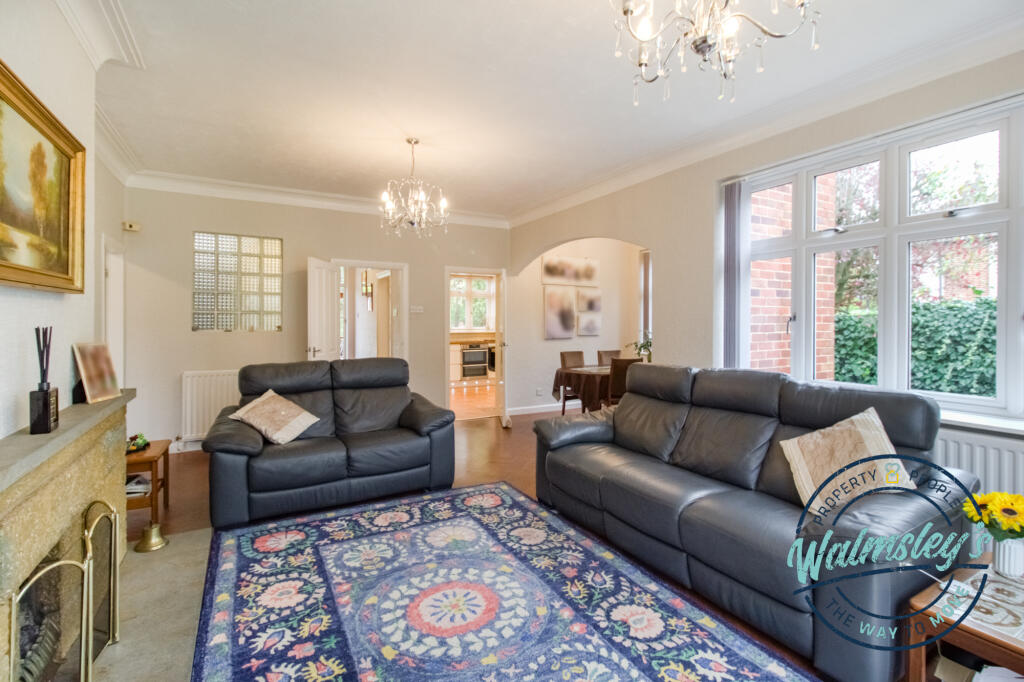 Sitting room towards hallway &amp; kitchen