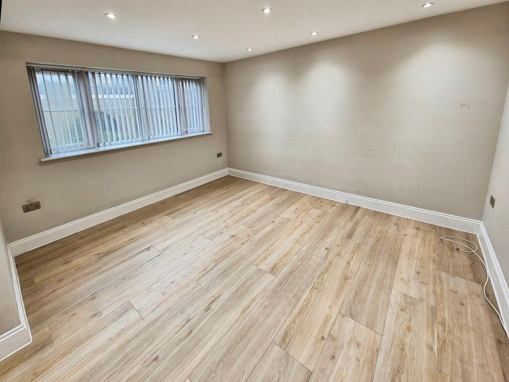 Lounge/Dining Roo...