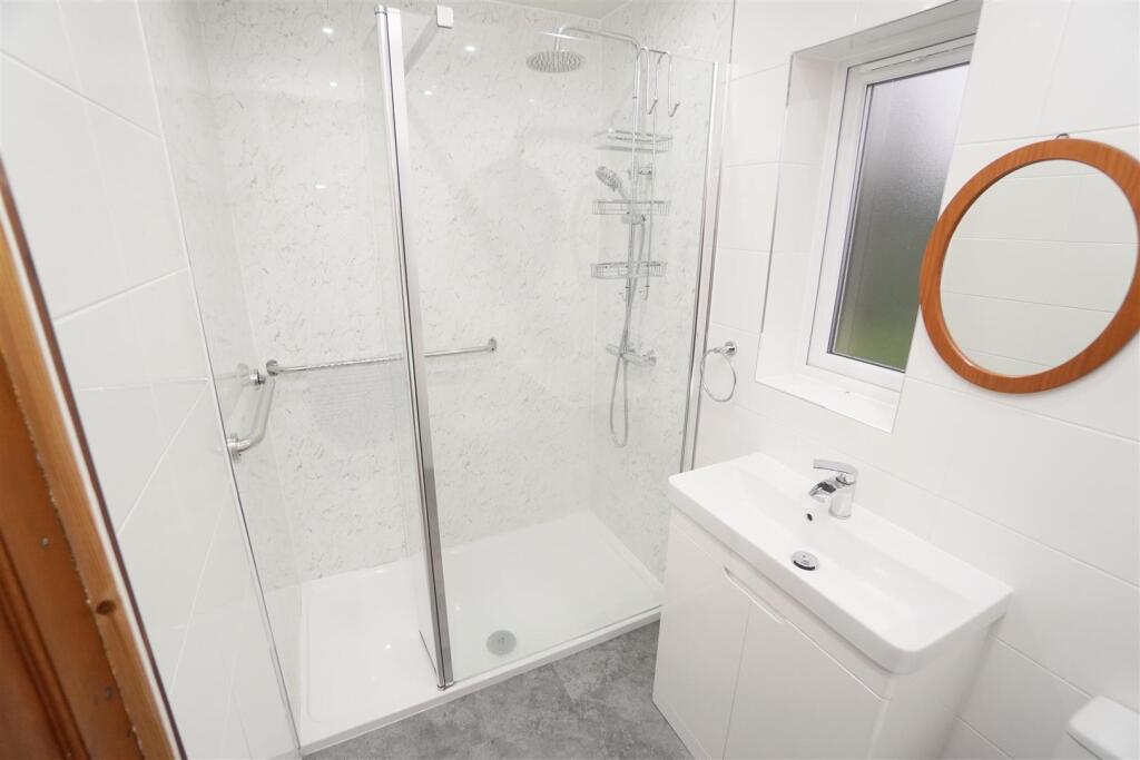 upstairs bathroom.jpg