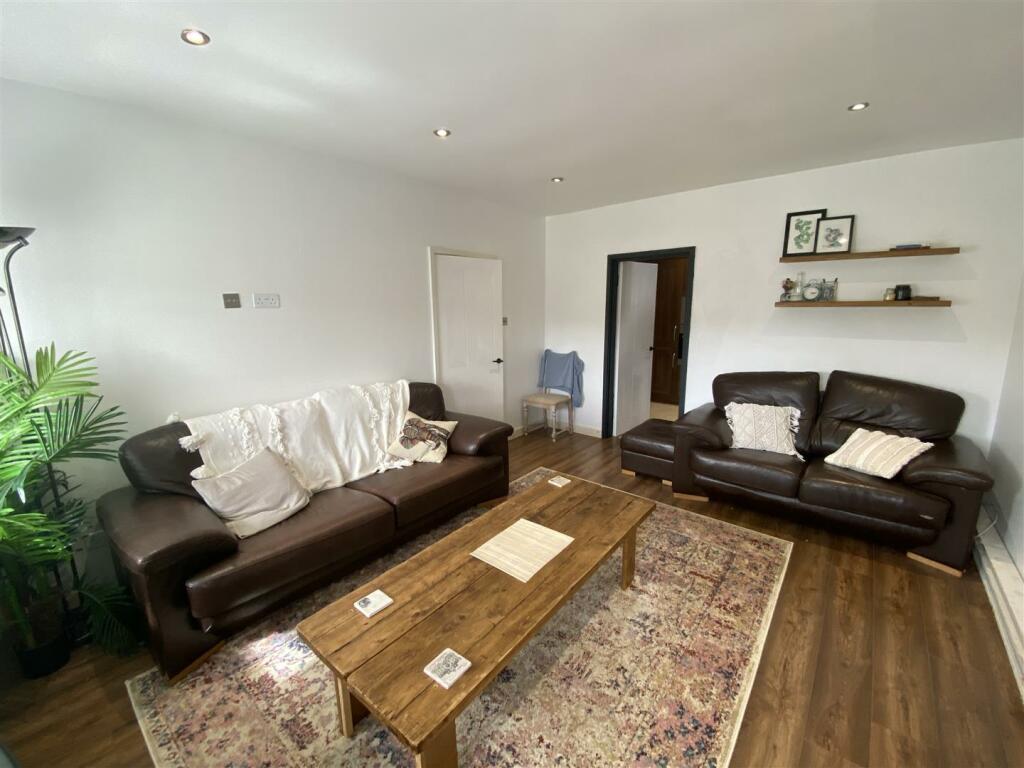 LIVING/DINING ROOM