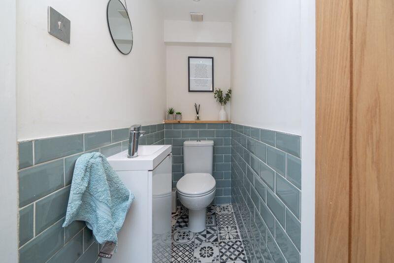 GUEST CLOAKROOM