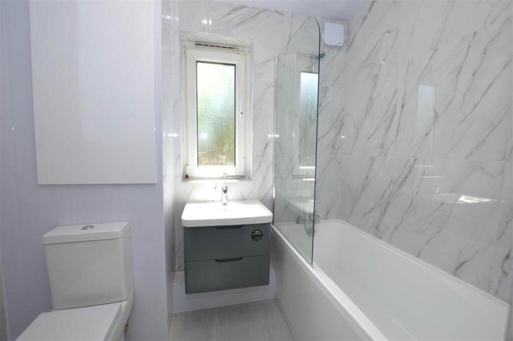 8 Grafton Close bath.JPG