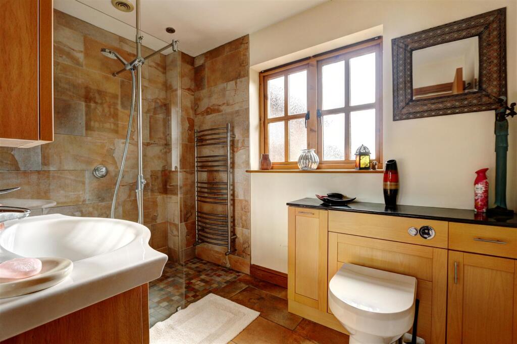 En Suite Shower Room: