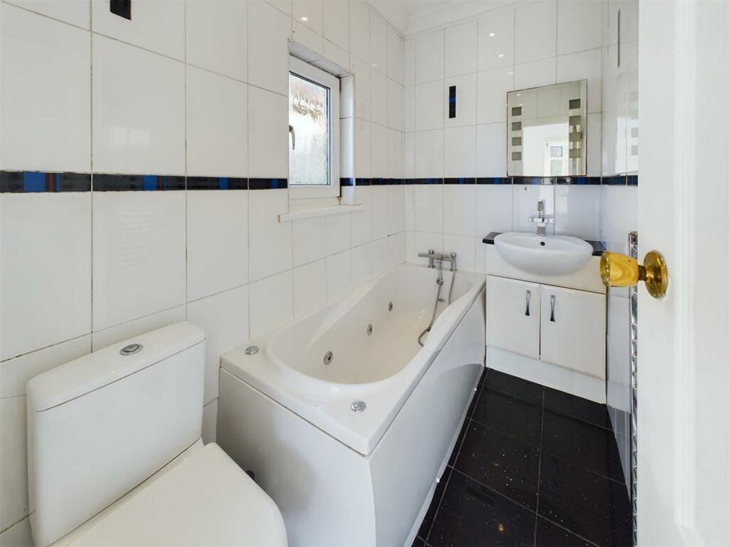 9 Henver Road Bathroom