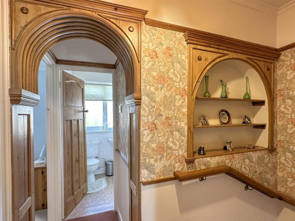 FIRST FLOOR LANDING