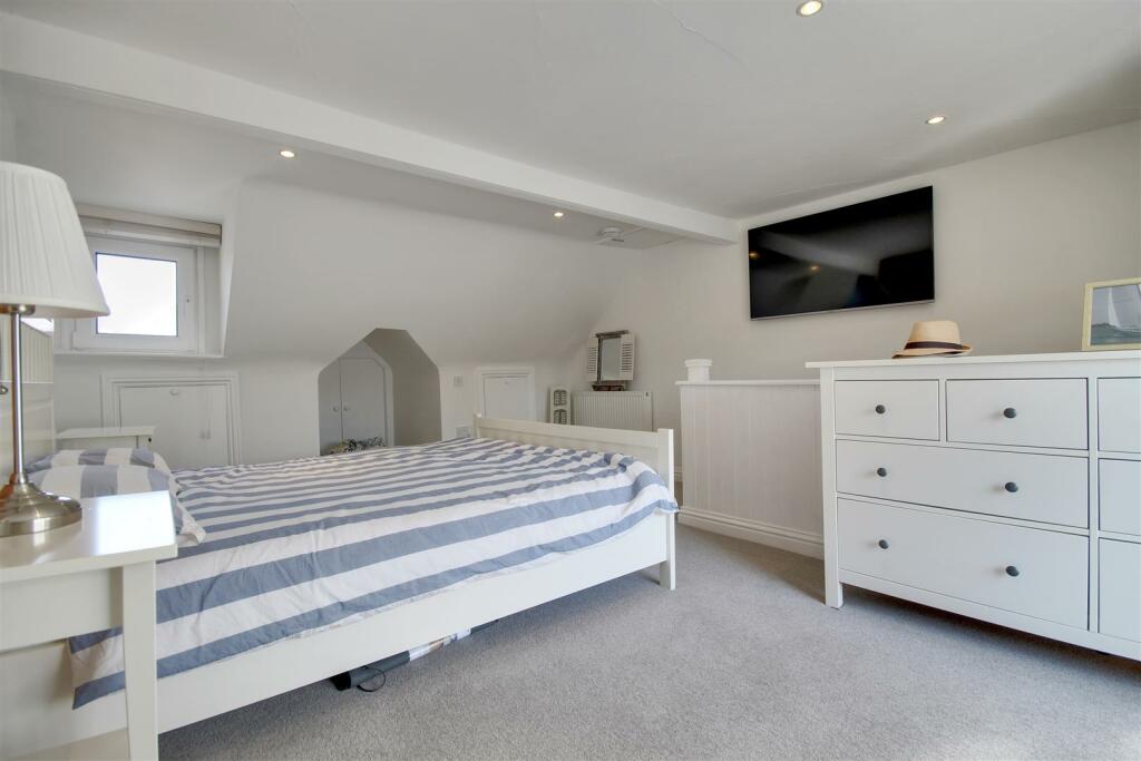 bedroom 4.jpg
