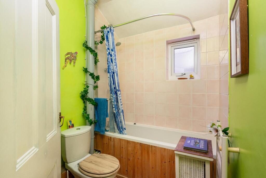 1S1R5SE - Bathroom B.jpg