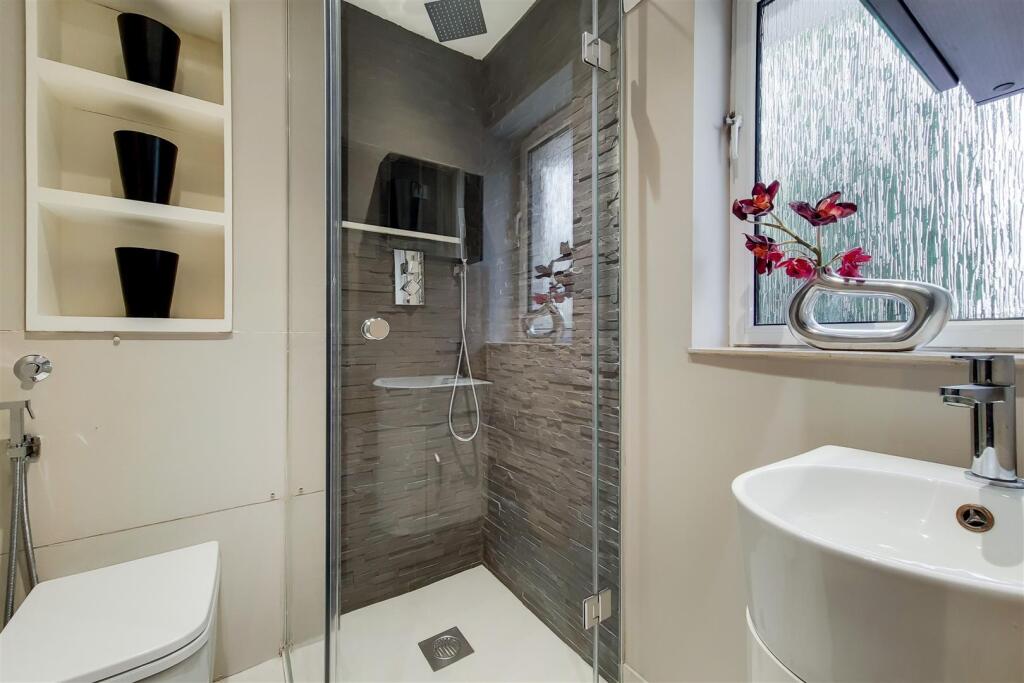 6_Shower Room 1-0.jpg