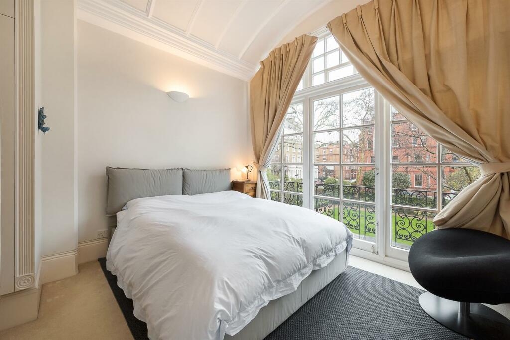 Gledhow Gardens bedroom.jpg