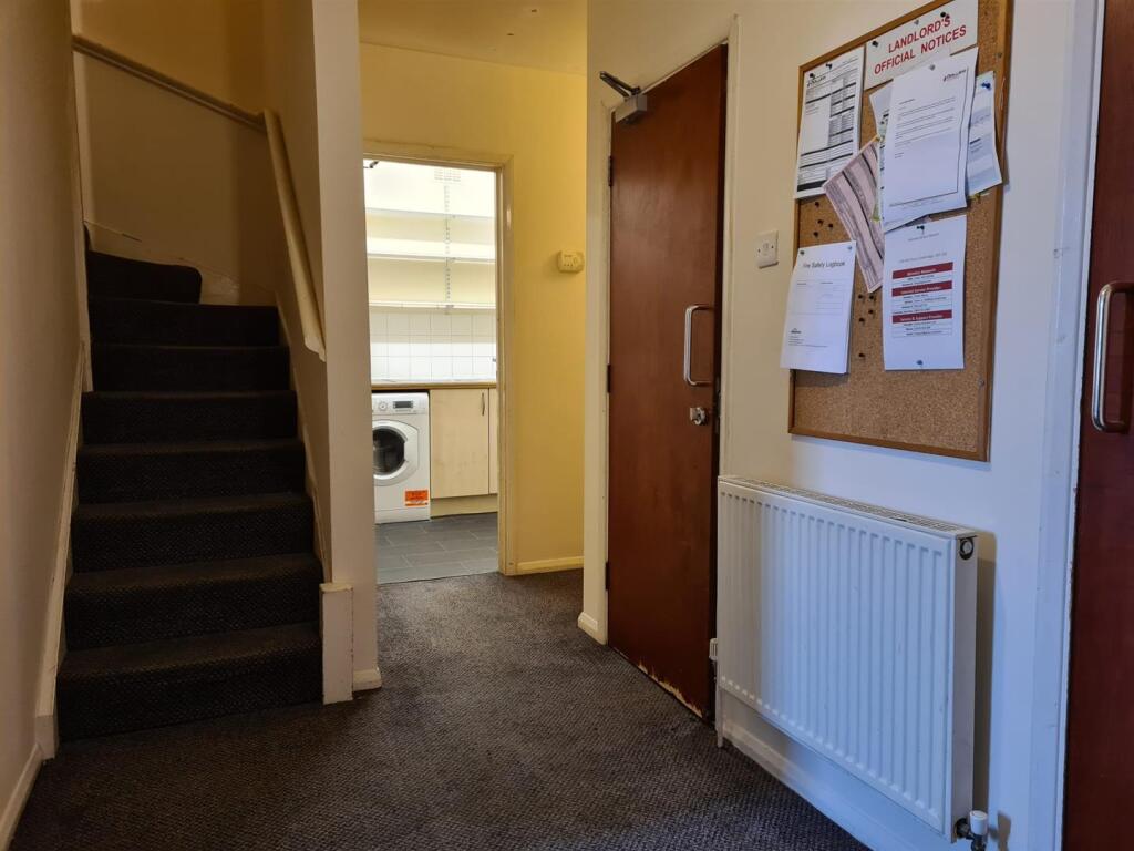 Hallway - 58b Mill Road.jpg