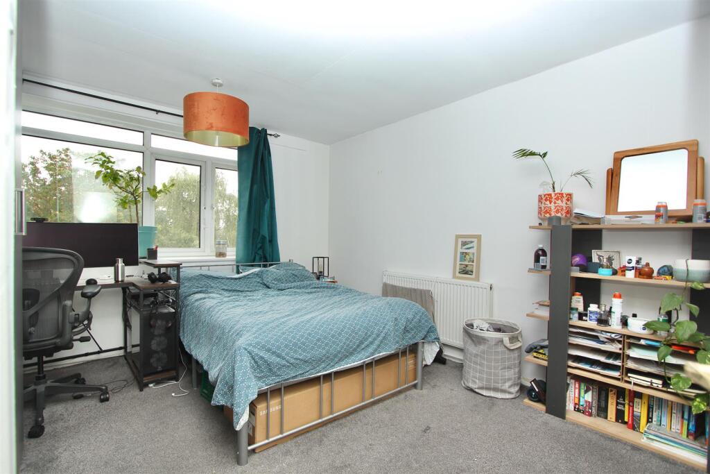 Palm Court, Queen Elizabeth Walk, N16