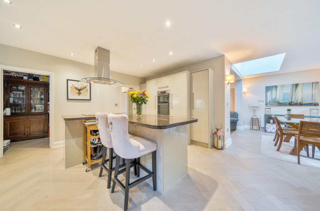 1365409-7-68f9095...