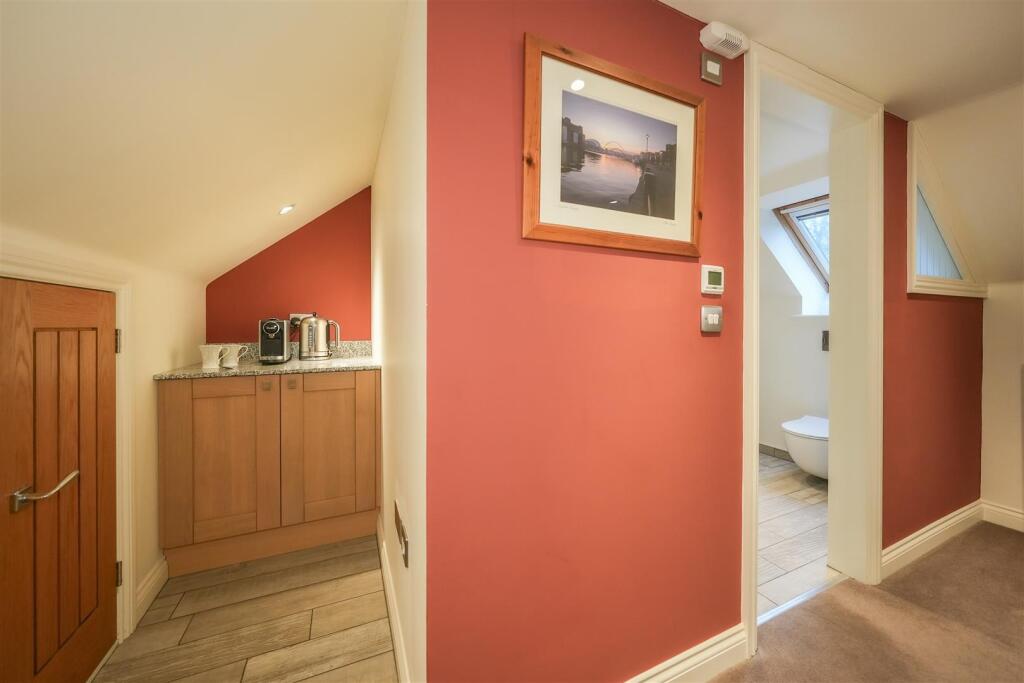 EN-SUITE SHOWER ROOM