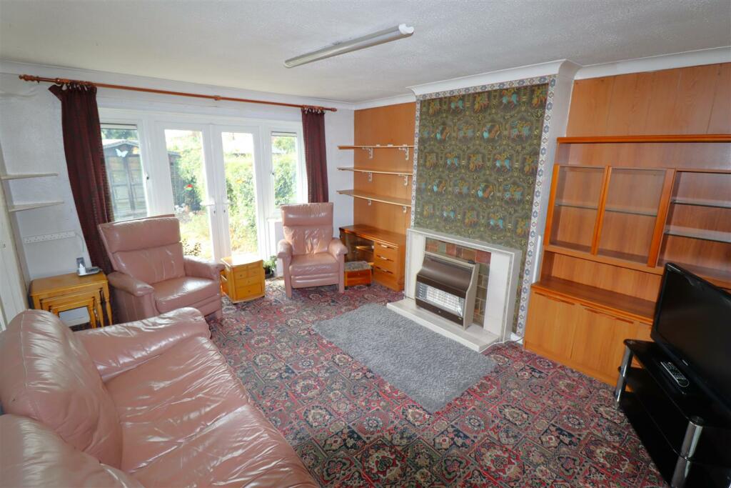 LOUNGE 2.JPG