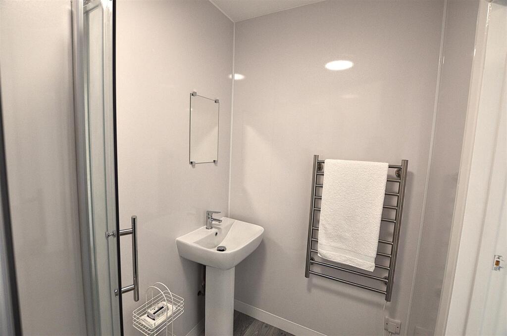 Bathroom 2.JPG