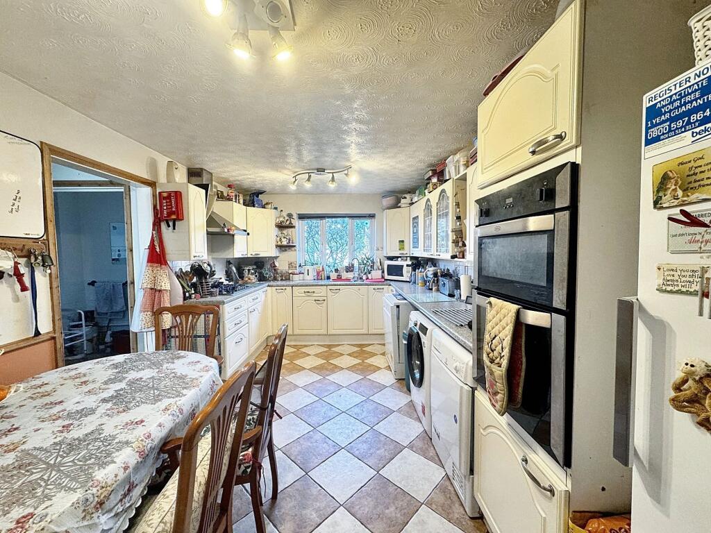 Kitchen/ Dining Room