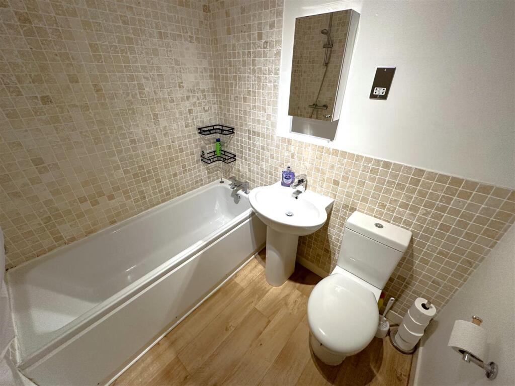 Family Bathroom 943