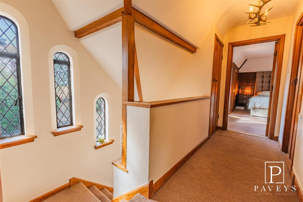 FIRST FLOOR LANDING
