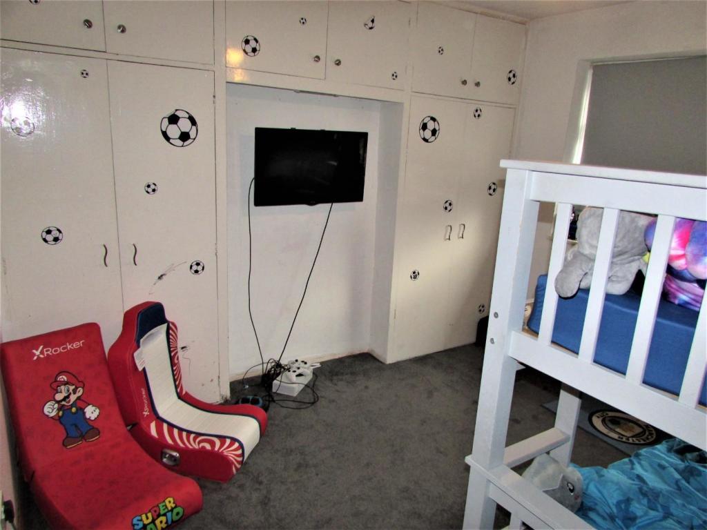 ProppsHallDv28bed2.JPG