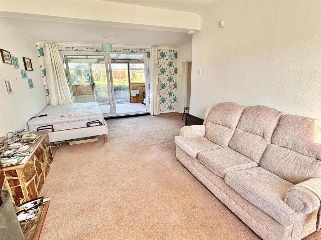Lounge/Dining Room