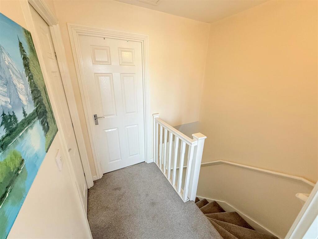FIRST FLOOR LANDING