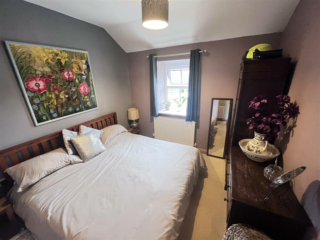 Front bedroom 2