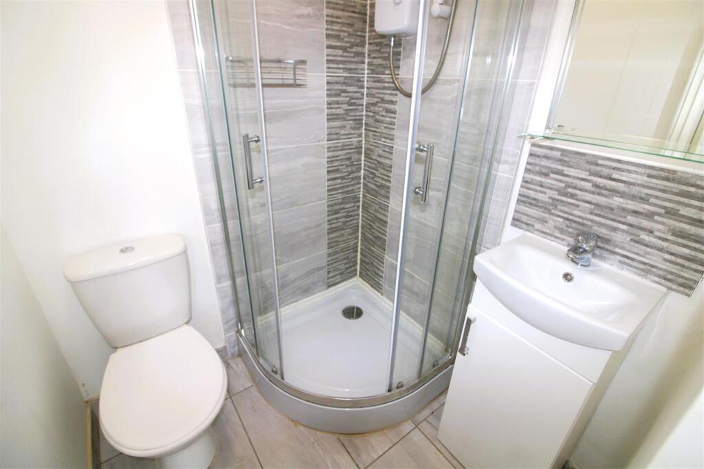 Ensuite to bedroom 1