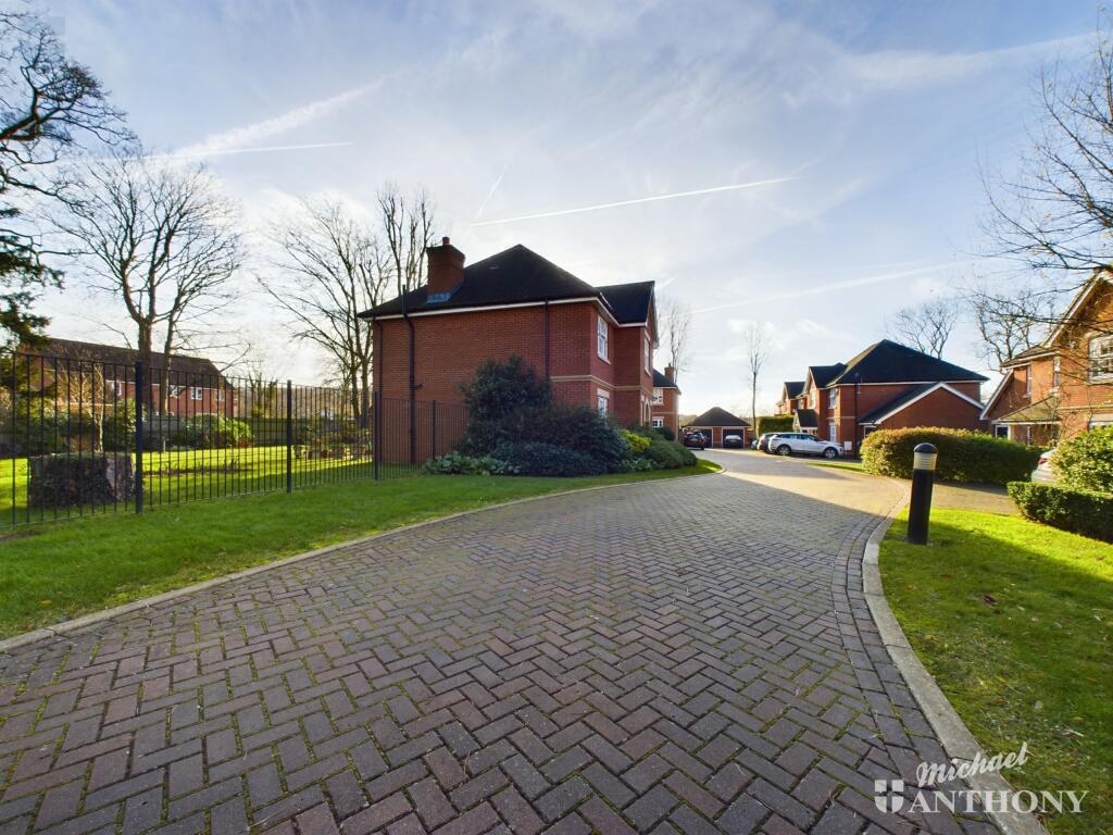 CAM03218G0-PR0464-STILL033