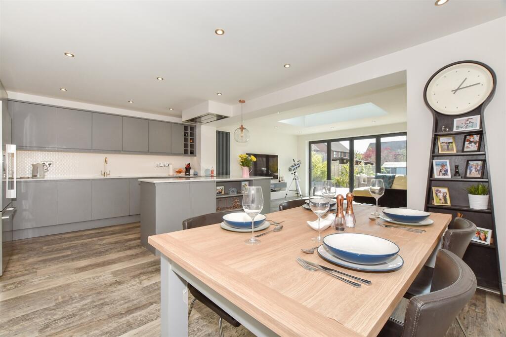 Kitchen/Dining Area