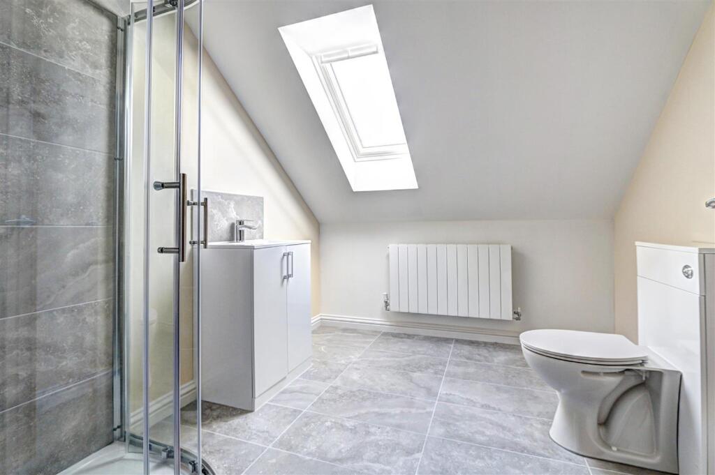 En Suite Shower Room:
