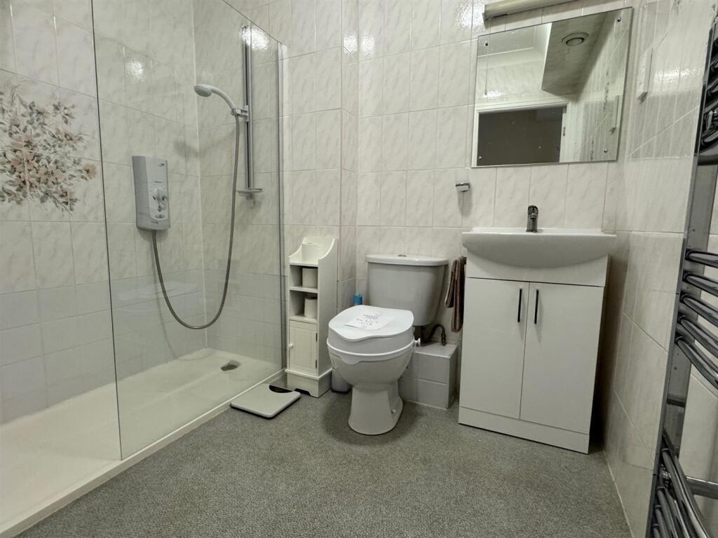 SHOWER ROOM/WC