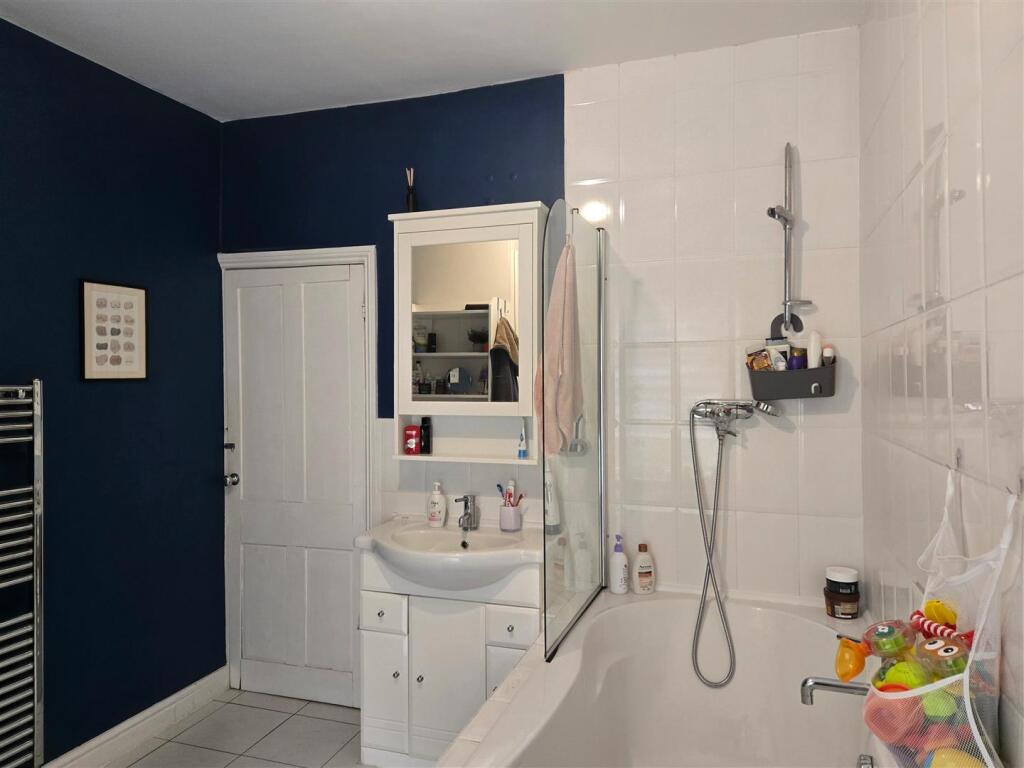 Bathroom 1.jpg