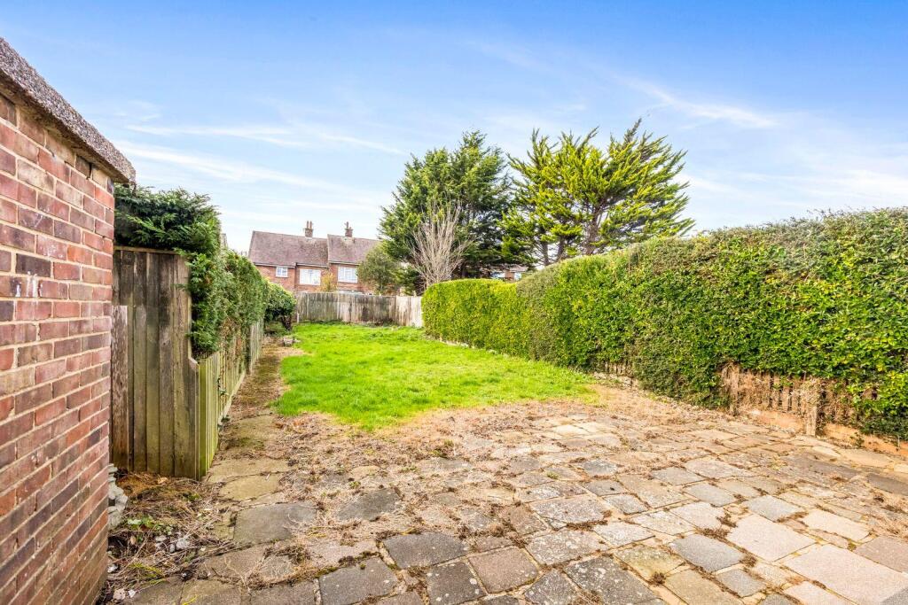 Amberley Drive 128 GARDEN LAWN.jpeg