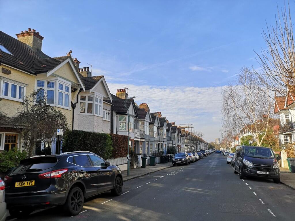 Lyndhurst Road