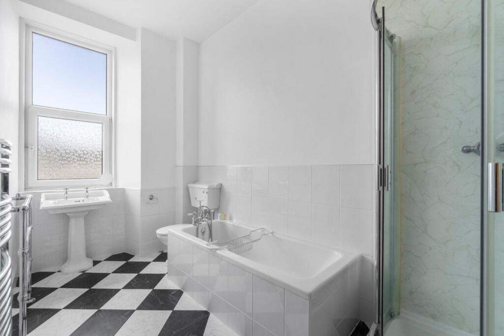 20_22 aubery cres (11).jpg