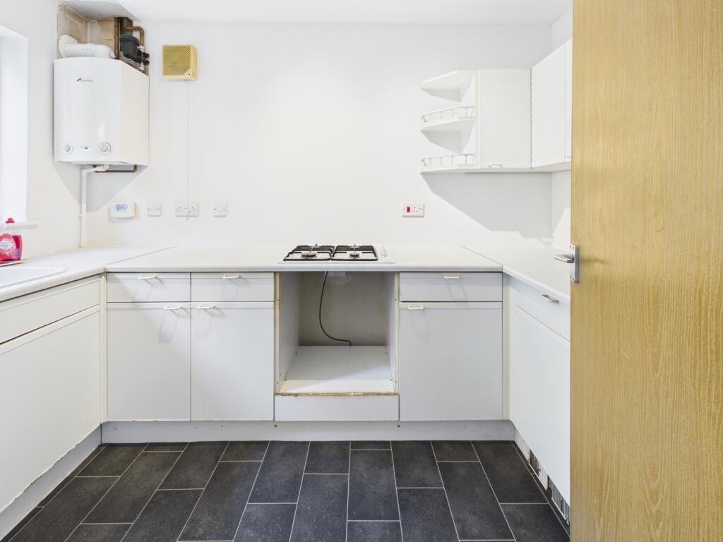 CAM04233G0-PR0031-STILL008