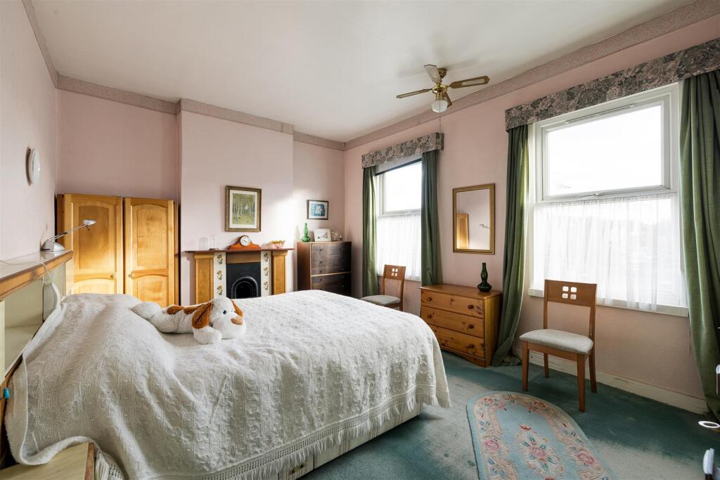 Chelmsford Road, E18