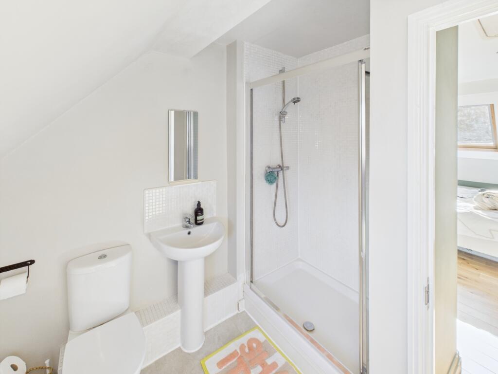 CAM04233G0-PR0016-STILL028