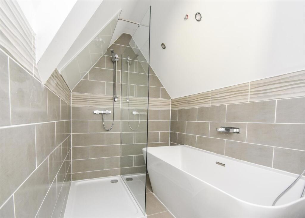 Flat 13, 267 Tettenhall Road-Bathroom.jpg
