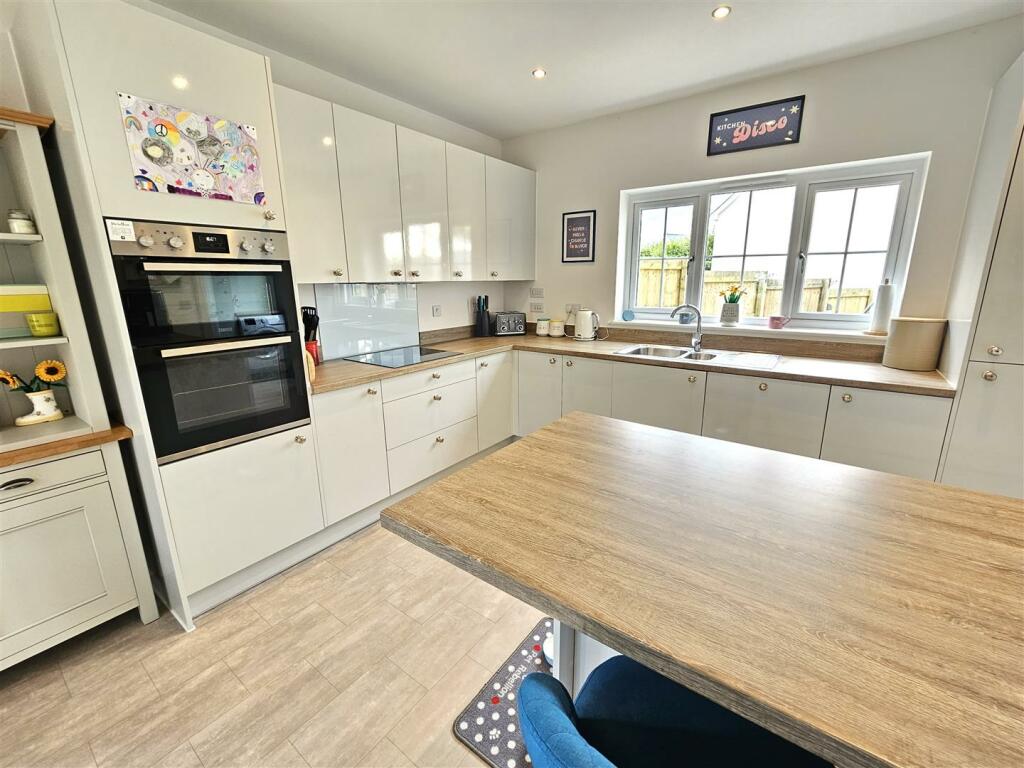 Kitchen area.jpg