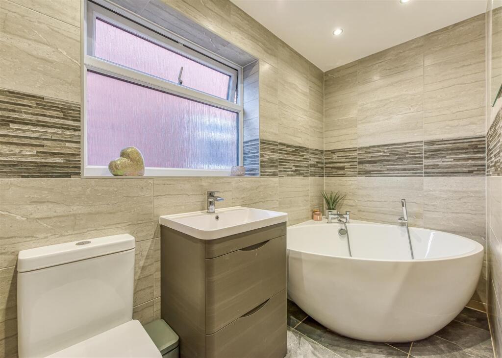 49 Penleigh Gardens-Bathroom.jpg
