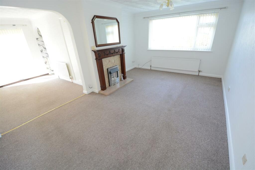LOUNGE / DINING ROOM
