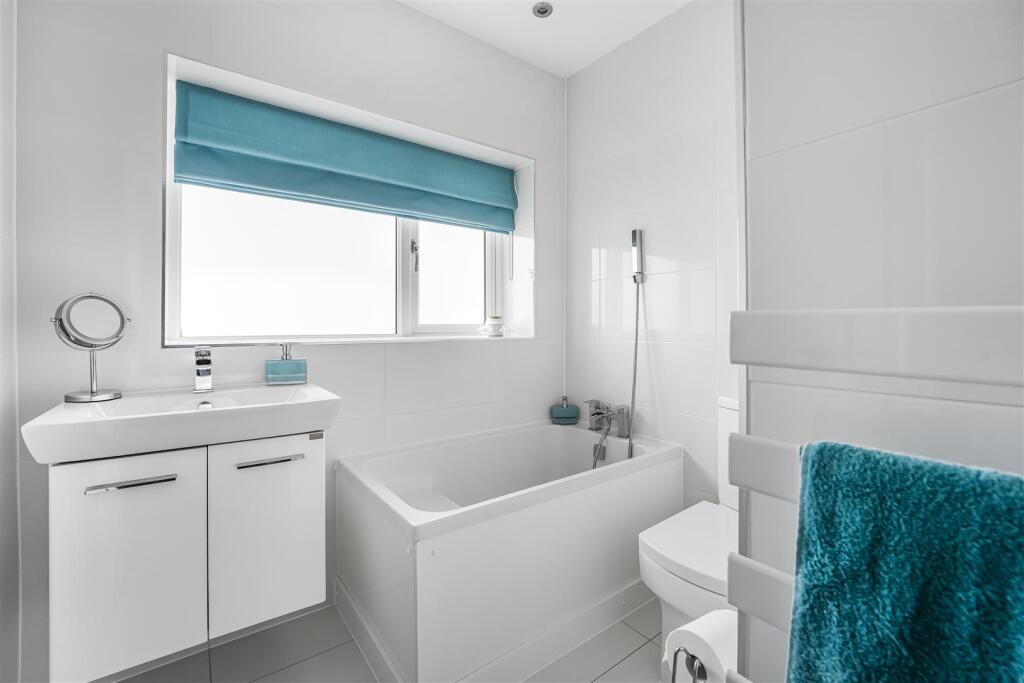 14 - family bathroom.jpg