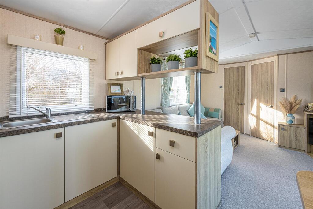 Y4-ABERAFON-PARK-KITCHEN-03.jpg